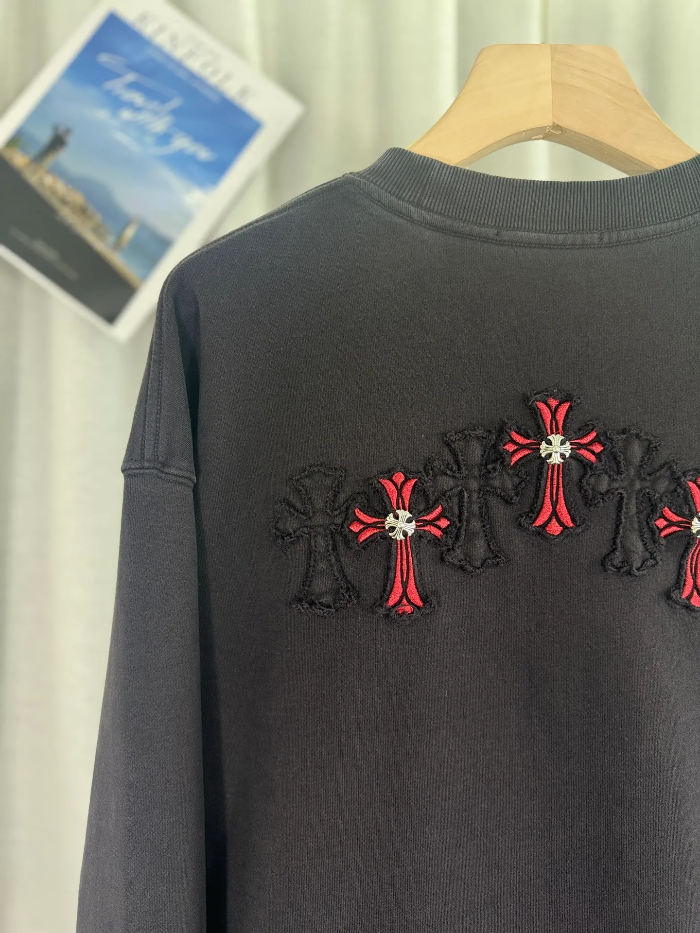 P280 top version, real shot without P, ​​different from market currency) 𝗖𝗵𝗿𝗼𝗺𝗲 𝗛𝗲𝗮𝗿𝘁𝘀/Cro Heart 2025 washed patch embroidery autumn and winter new original single counter American laser burnt 3D three-dimensional color embroidery couple casual sweatshirt 👑The highest version! Customized fabric 420g tripe terry fabric! American acid-washed and distressed original fabric laser burnt ✟appliqué embroidery and exquisite embroidery of letters! The best-selling model in the counter, very comfortable to wear. Accessories: original molded and authenticated collar label➕100% silk wash label. Genuine purchase-grade original hangtag➕matching hanging rope➕3D hanging beads➕original packaging bag. Craftsmanship: The original version has consistent wiring! The highest version of the armhole matching technique! Color: Green Black Size: S M L XL Style Number: 25-306